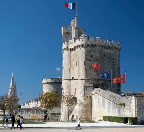 drapeau Medieval Harbour Towers and fortifications in La Rochelle, France 4. (Photo by: Planet One Images/Universal Images Group via Getty Images)